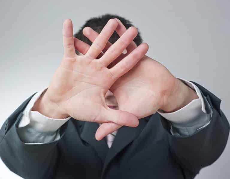 Personne timide : comment surpasser cette impasse ?