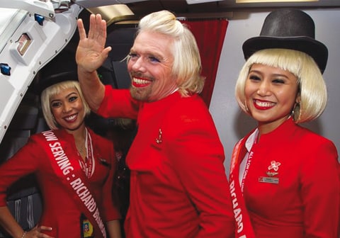 Richard Branson fait le buzz en hôtesse sexy !