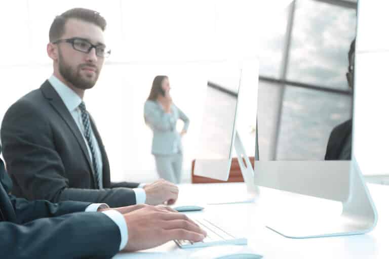 Un employeur peut désormais consulter les mails et SMS de son employé