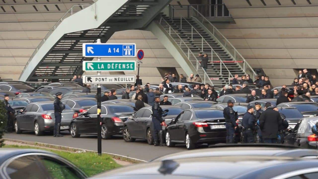 Les VTC en guerre contre Uber et Chauffeur Privé
