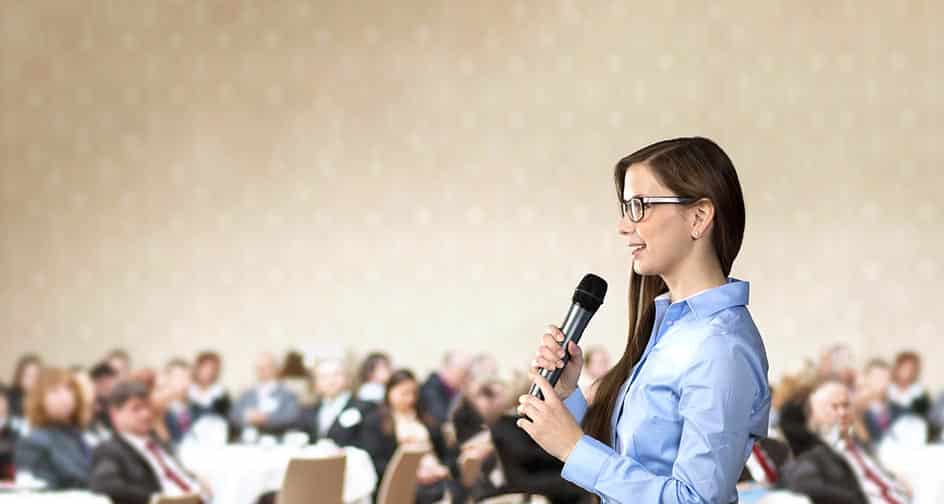 Participer à des conférences pour se faire connaître : une bonne idée ?