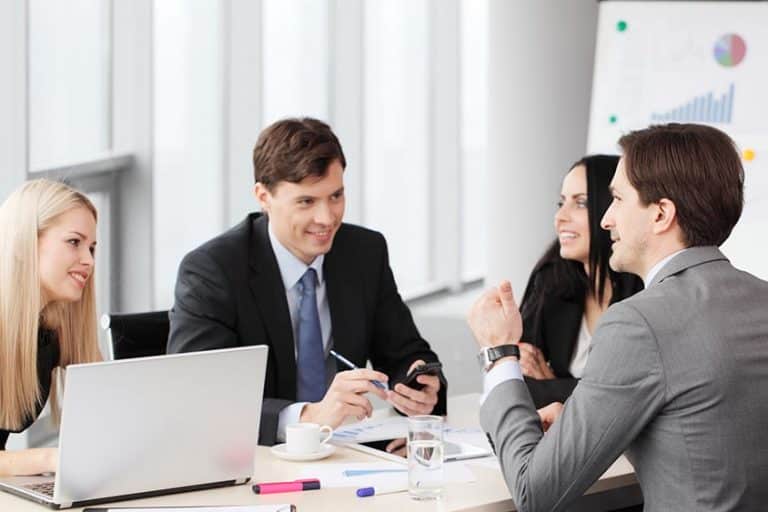 Je veux me lancer dans l’entrepreneuriat, mais à qui en parler en premier ?