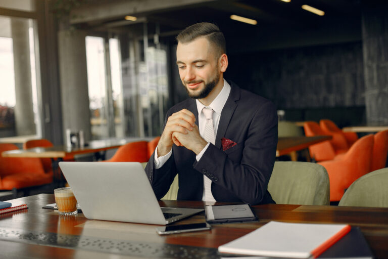 Les entreprises sans salariés : avenir du travail ou impasse ?