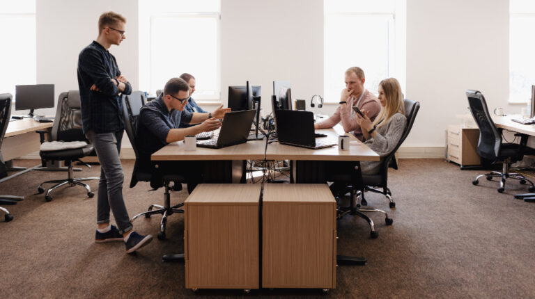 Open spaces : quand le bureau moderne se confronte à la réalité