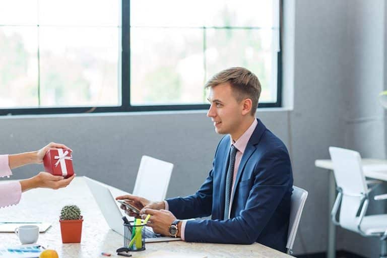 Faire un cadeau à un client : bonne ou mauvaise idée ?