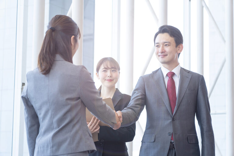 Comment aborder les gens lors d&rsquo;une réception ?