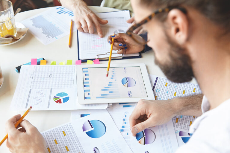 Comment utiliser l’analyse prédictive pour anticiper les tendances du marché ?