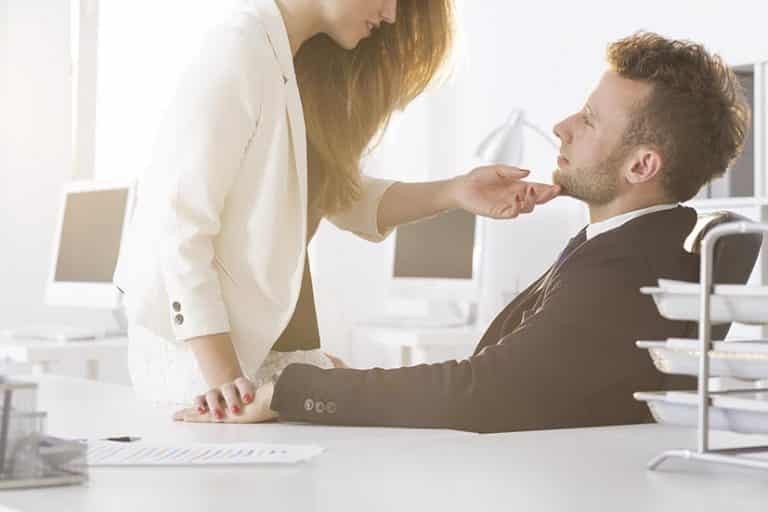 La drague sur le lieu de travail, une pratique courante ?