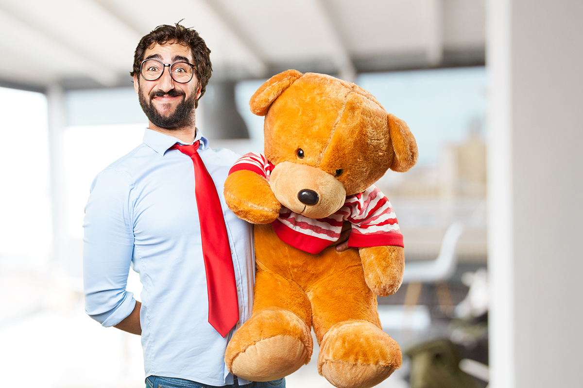 collègue grognon en un mignon ourson en peluche