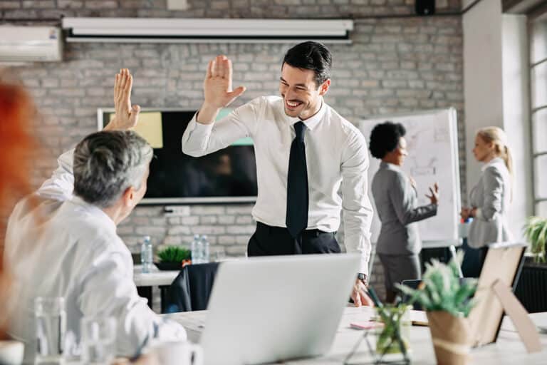 Pourquoi fait-on souvent la distinction entre dirigeant et leader ?