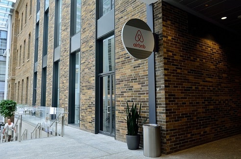 Cascade d’amendes pour les loueurs de meublés utilisant Airbnb
