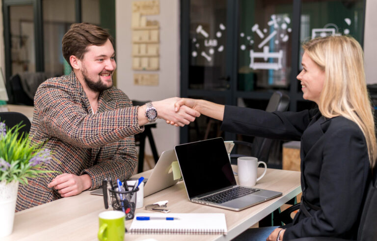 Du bureau au terrain : mobiliser l’engagement interne pour enrichir l’expérience client  