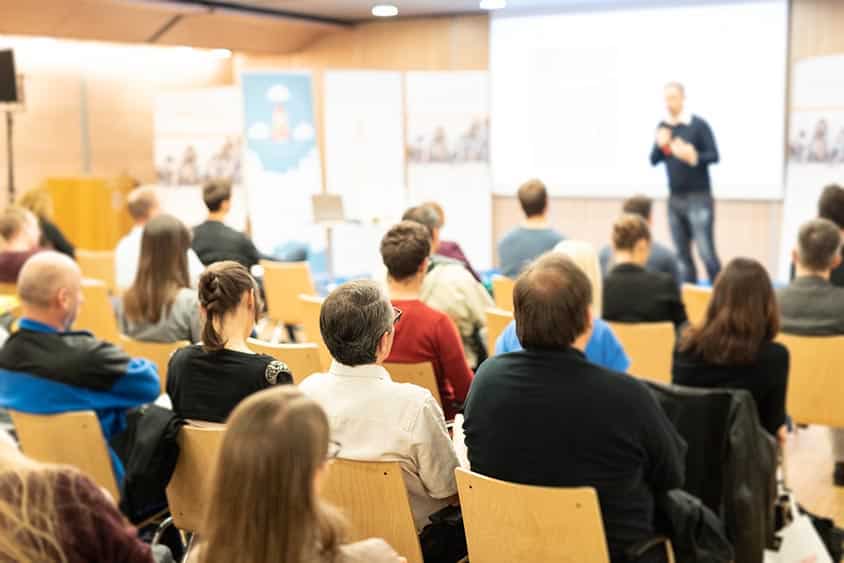 Développer sa notoriété par les conférences ?