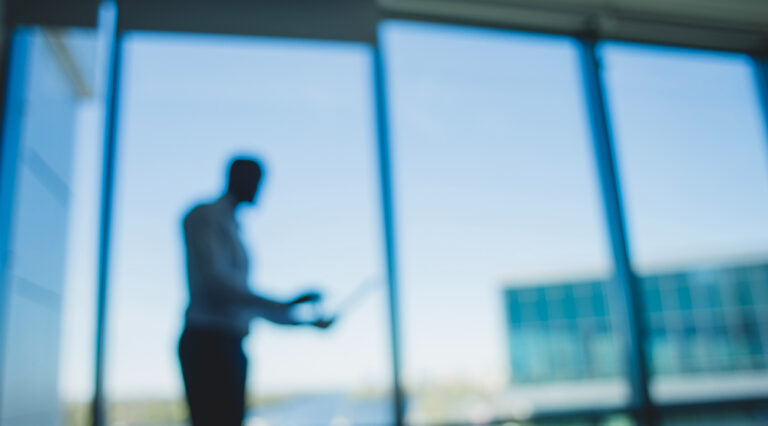 Le pouvoir du flou : cultiver volontairement une part d’ambiguïté pour stimuler la créativité en entreprise Le pouvoir du flou : cultiver volontairement une part d’ambiguïté pour stimuler la créativité en entreprise