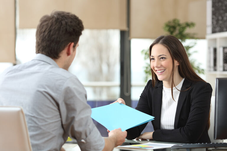 Recruter son premier commercial : prévoir et se poser les bonnes questions