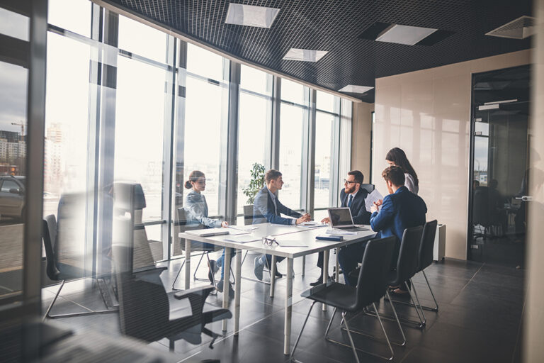 Pourquoi les réunions tuent la créativité (et comment les remplacer efficacement)