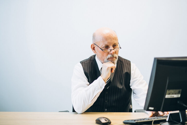 Est-on vraiment encore « embauchable » à 63 ans ?